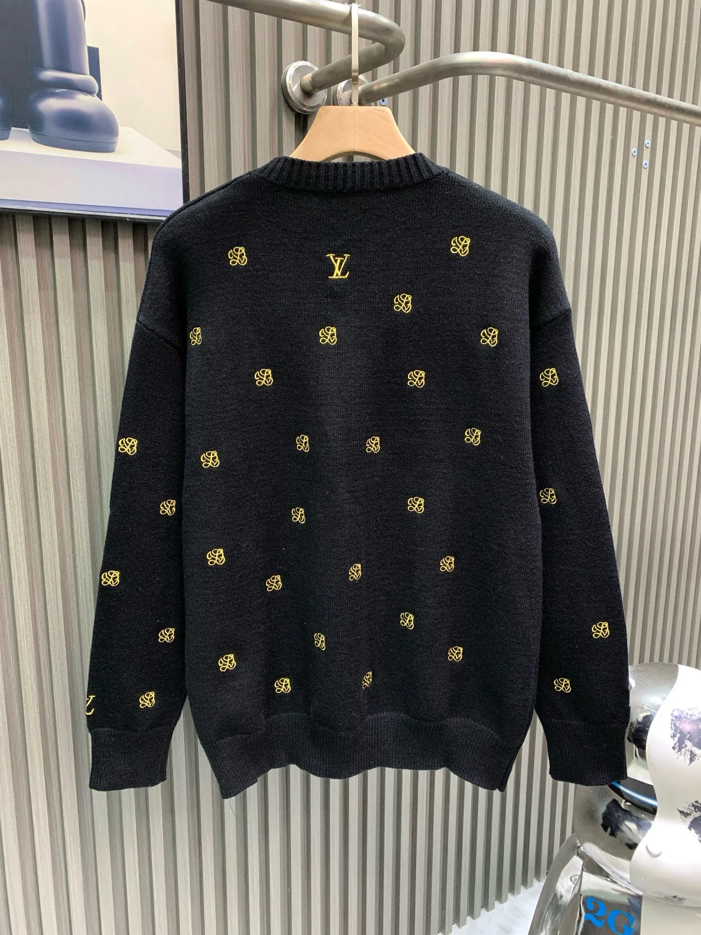 🅿️460 🀄️ Louis Vuitton 1*v25 new autumn and winter full-flower printed embroidered knitted pullover made of 50% sheep 🐏 velvet material, so it has natural softness and comfort, and also has good hygroscopicity and breathability. Matte needle-embroidered full-flower logo. The contrasting matte embroidery thread material is used for the version to best restore the same effect as the original version. The embroidery is very fine and dense. By controlling the direction and tightness of the embroidery thread, the embroidery thread forms exquisite embroidery on the embroidery cloth. Combined with encryption processing to increase the three-dimensional effect. Use water and detergent for cleaning during the general washing process. Make the clothes softer and cleaner through gentle scrubbing and rinsing. Customized buttons. Independently develop the Feidong series of square washing wheat. Three standards are complete.